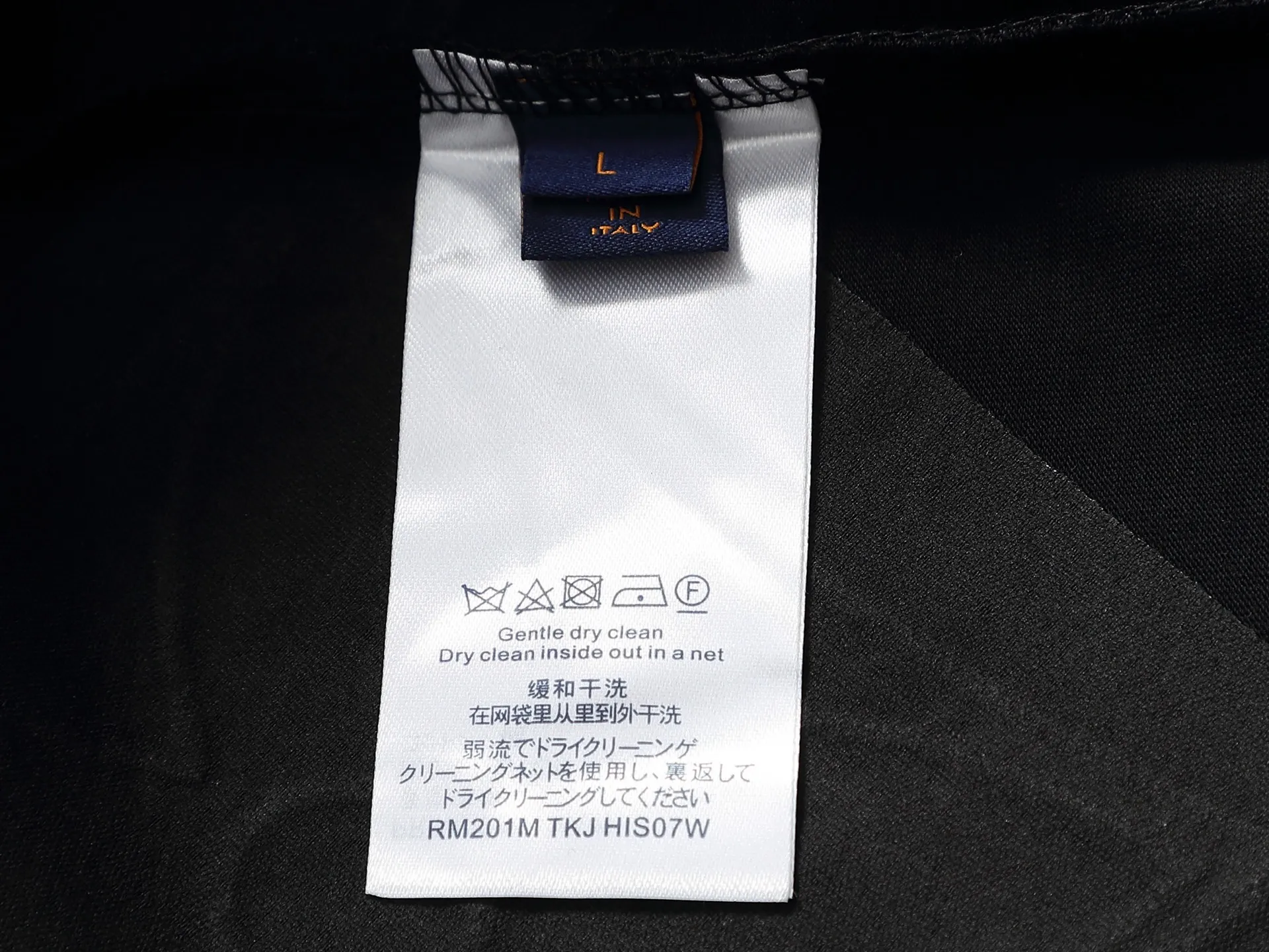 🅿️220 Louis Vuitton/Louis Vuitton The large logo is exquisitely upgraded, inspired by the retro embroidery of the 1980s. The original fabric is the same as the official short-sleeved T-shirt 320 grams. The fabric is dyed in the same vat. It feels very comfortable. The latest brick cabinet synchronization for spring and summer. Fashionable and personalized. Super versatile and good-looking. Very suitable for both men and women. A must-have for everyone. Hang tag. Collar label. Washed wheat. Three labels are complete. Color: black white. Size: S M L XL